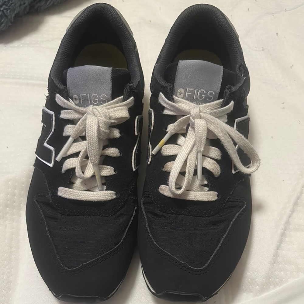Figs Women's Sneakers - Black and White/Yellow